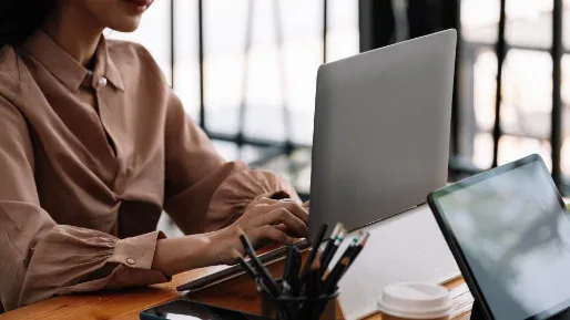 Controller revisando dossiê financeiro e aprovações internas