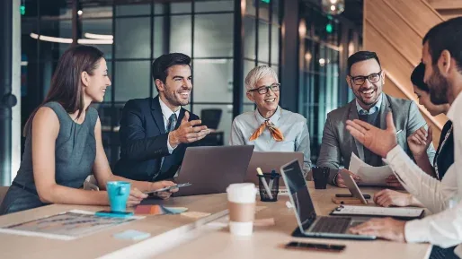 Equipe contábil revisando documentos financeiros em reunião