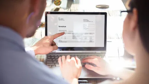 Profissional financeiro analisando invoice internacional